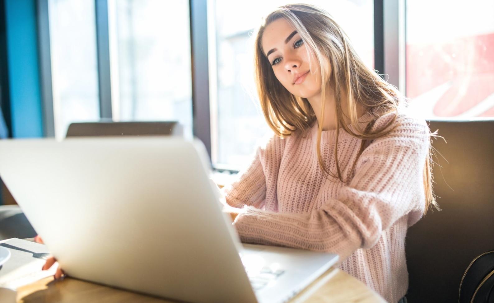 Salle de formation avec équipements financiers modernes